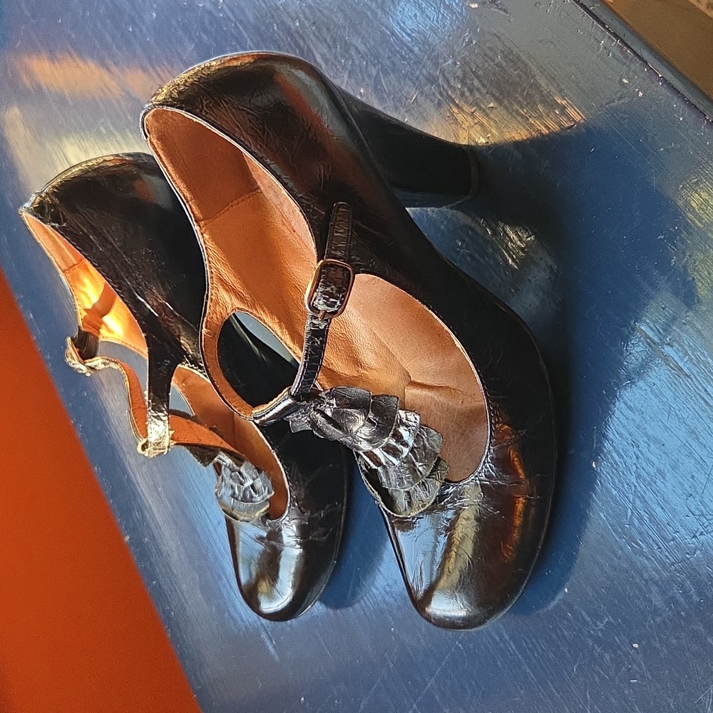 Steve Madden 00’s T-Strap Ruffles Mary Jane Chunky Heels